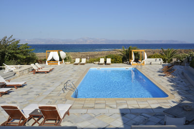 The shared pool and the view to the sea.