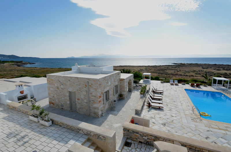 Villa Sand is just in front of the sea. It can accomodate 4-5 persons. 